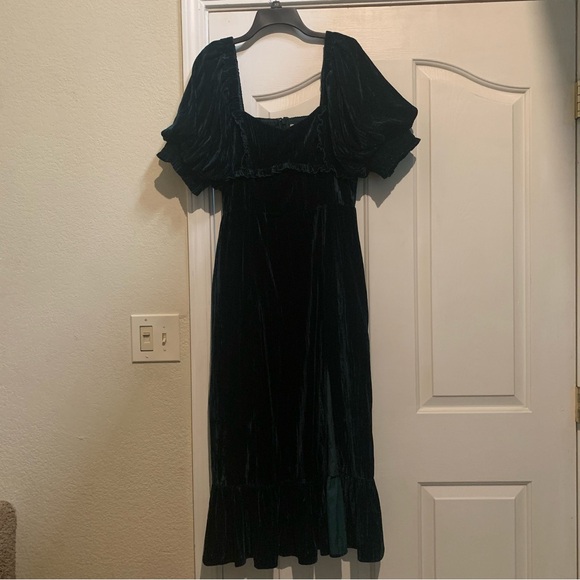 Adelyn Rae Dresses & Skirts - NWT Women’s Adelyn Rae Kiana Velvet Midi Dress